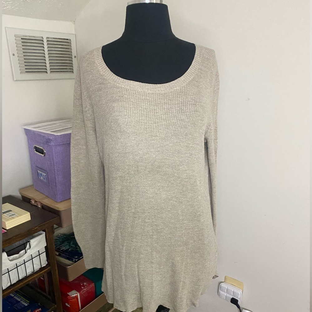 American eagle outfitters sweater it’s in great condition hardly worn